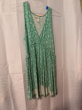 Sleeveless Green Printed V-Neck Women’s tunic top